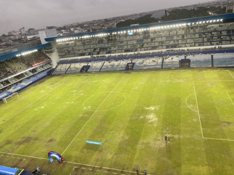 ¡OFICIAL! Por la intensa lluvia: Emelec vs El Nacional se jugará mañana a las 12h00