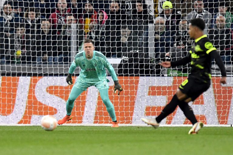 (VIDEO) SUSTO EN ITALIA: Szczesny salió del campo por dolor en el pecho y mareos