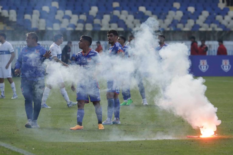 (VIDEO) Por las bengalas: Suspendieron el U. de Chile vs U. Católica