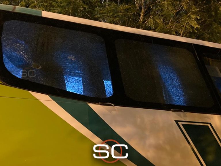 (FOTO-VIDEO) INSÓLITO: Hinchas de Tigre apedrearon su propio bus por error