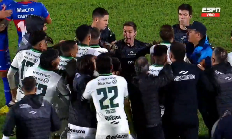 (VIDEO) Escandaloso final entre Tigre y Sarmiento: reclamos y empujones tras el pitazo final