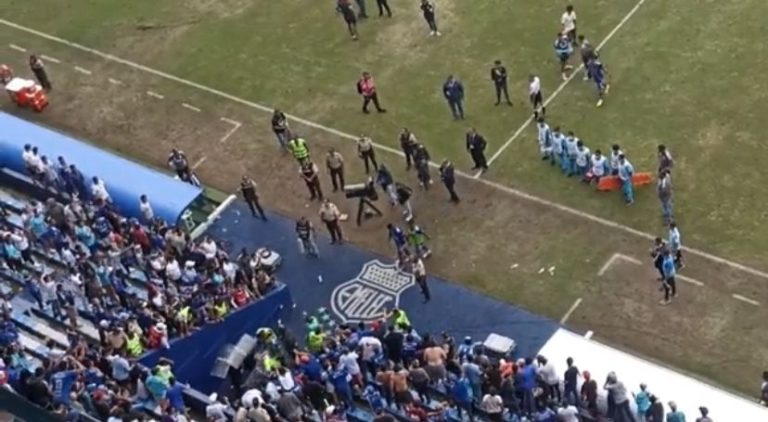 (VIDEO) Hinchas de Emelec lanzaron botellas y cajas de pizza a sus jugadores