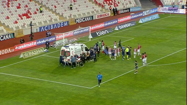 (VIDEO) Enner Valencia tuvo que ser retirado en ambulancia tras un golpe en la cabeza