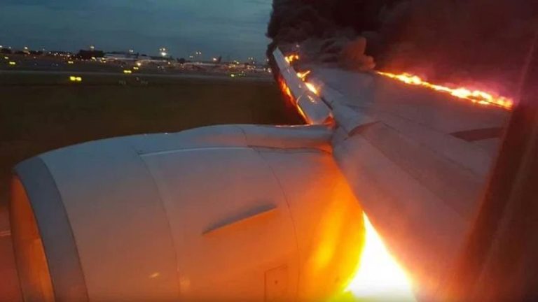 Tragedia evitada: se prendió fuego una turbina del avión del Arsenal femenino