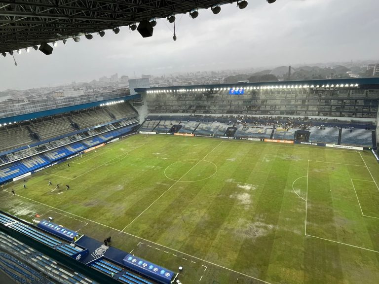 POR LA FUERTE LLUVIA: Se paralizó el partido entre Venezuela y Paraguay