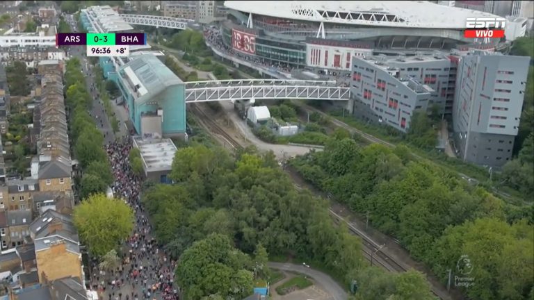 (VIDEO) EN EL GOL DE PERVIS: Hinchas del Arsenal se fueron del estadio