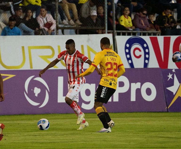 (VIDEO) ¡Esposa de jugador de T. Universitario se quejó! Quería ROJA para Souza!