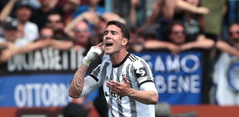 Cánticos racistas contra Vlahovic y el árbitro para el partido