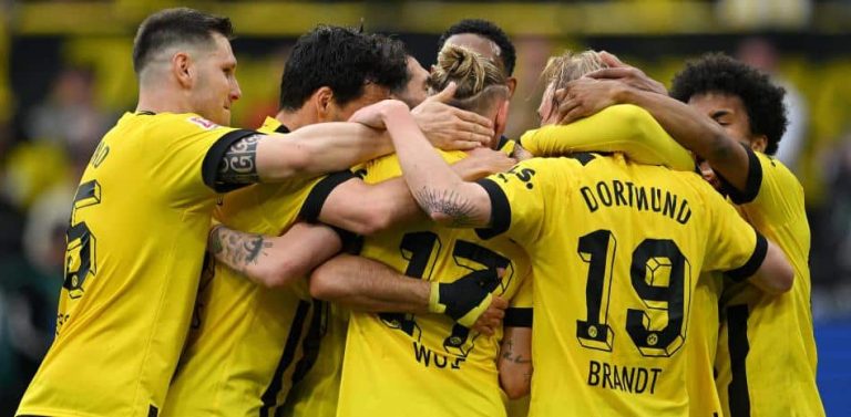 (VIDEO) El Dortmund goleó sin piedad al Wolfsburg y acecha al Bayern