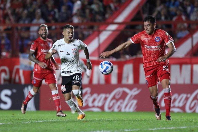 Argentinos Jrs. igualó con Corinthians y sigue liderando en la Libertadores