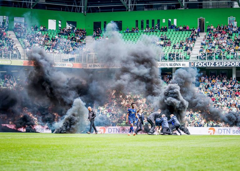 (VIDEO) Otro escándalo: Se supendió el Groningen Vs. Ajax por graves disturbios