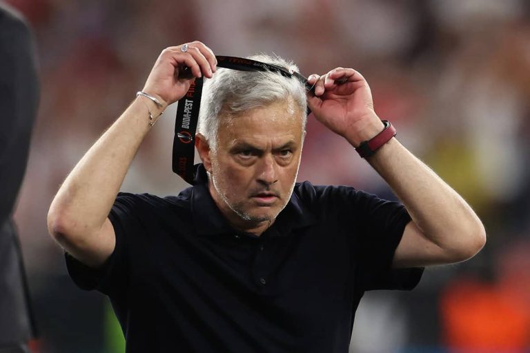 (VIDEO) Mourinho le regaló su medalla de finalista a un joven aficionado de la Roma