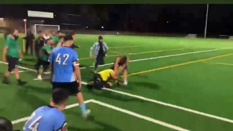 (VIDEO) Un jugador que estaba sancionado salta al campo y le rompe la mandíbula al juez de línea