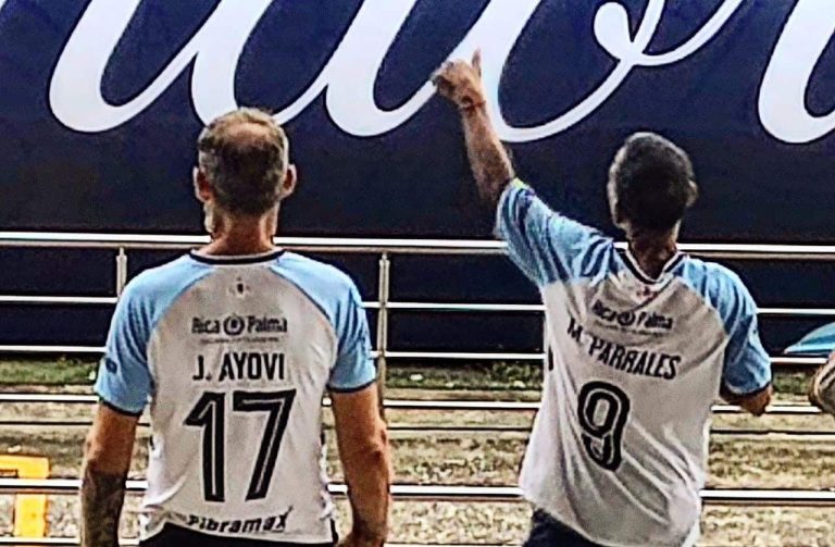 (VIDEO) ‘Gallito’ y un británico, los hinchas más fieles de Guayaquil City