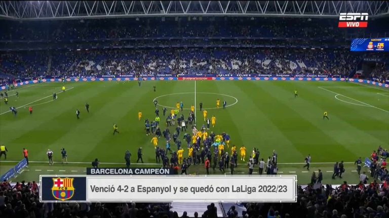 (VIDEO) Hinchas del Espanyol invadieron la cancha durante la celebración del Barça