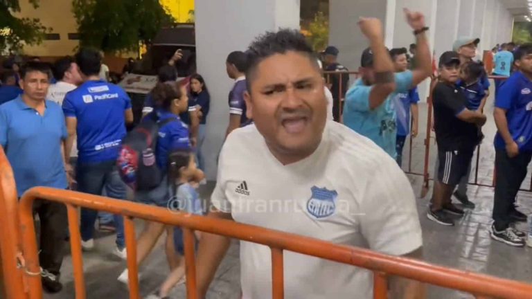 (VIDEO) GRITOS E INSULTOS PARA EMELEC: Hinchas, furiosos en los exteriores del Capwell