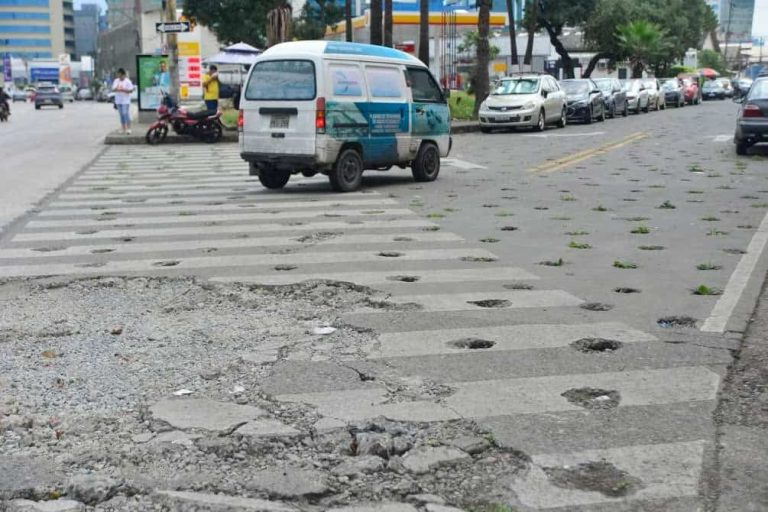 #StudioNews | ¿Superficie lunar? Calle perforada por obra inconclusa… genera accidentes