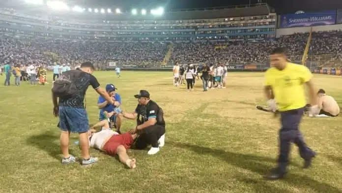 (VIDEO) Estampida en estadio de El Salvador deja algunos muertos