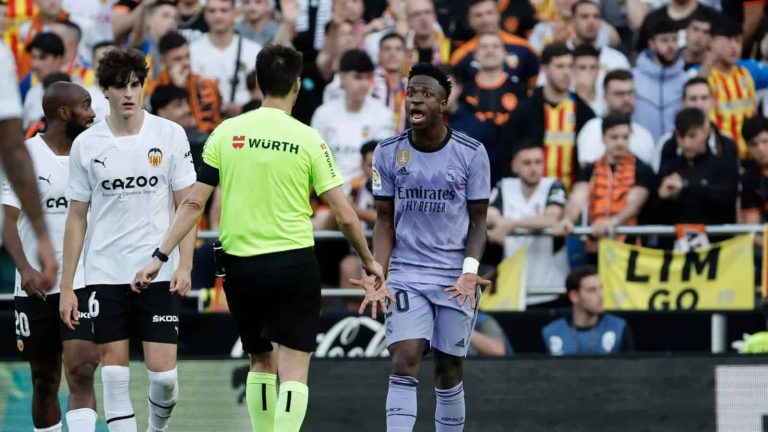 Valencia expulsará de por vida a los hinchas que discriminaron a Vinícius