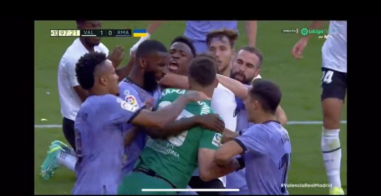 (VIDEO) Durante la derrota del Madrid Vs.Valencia: Vinicius fue expulsado y se desató la locura