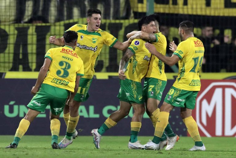 (VIDEO) Defensa y Justicia goleó y hundió más a Peñarol en la Sudamericana