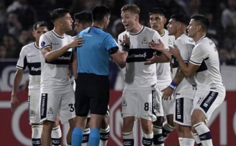 (VIDEO) Tras dos polémicos penales: Luis Quiroz tuvo que salir escoltado del Gimnasia vs Goiás