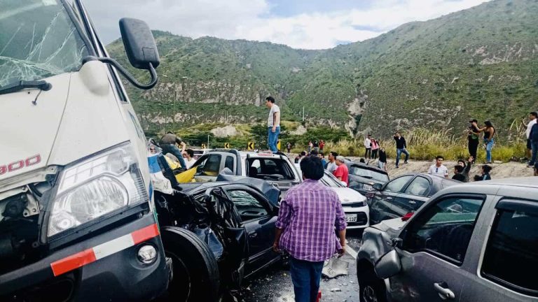 #StudioNews Accidente masivo en la vía a Guayllabamba, deja 16 heridos y dos fallecidos