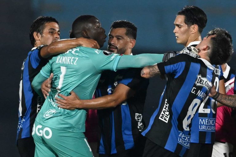 (VIDEO) UN ERROR CARO: Moisés Ramírez salió expulsado por agredir a un rival