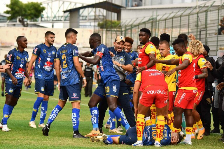 EN UN PARTIDO MUY ACCIDENTADO: Delfín venció al Aucas