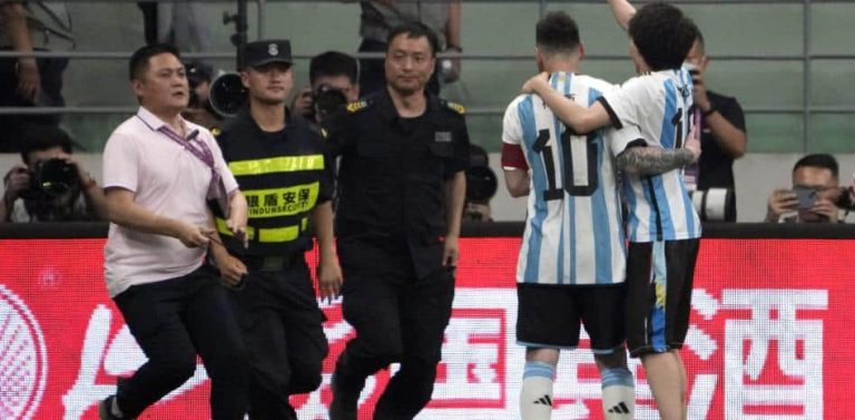 Dura sanción por saltar al campo y abrazarse a Messi
