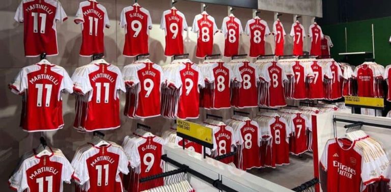 ¡Un error en la camiseta del Arsenal obliga a suspender su venta!