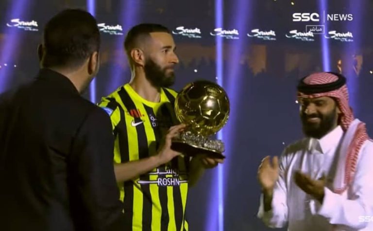 (VIDEO) CON EL BALÓN DE ORO: La presentación de Benzema en el Al Ittihad