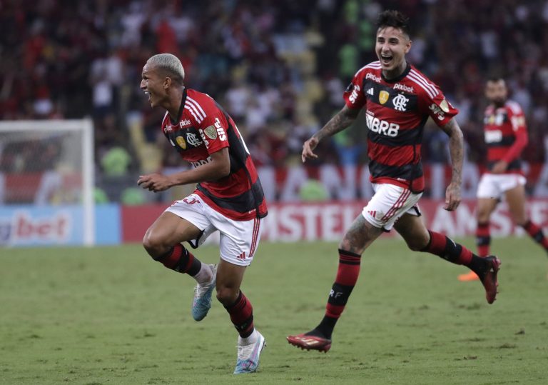 (VIDEO) Flamengo venció al Racing y quedó a un paso de octavos