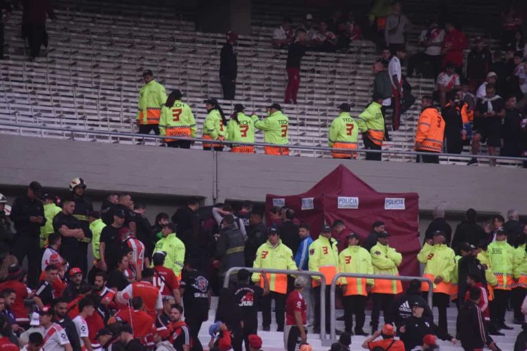 Murió un hincha de River al caer de la tribuna alta en el partido ante Defensa