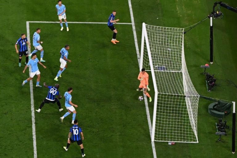 (VIDEO) La suerte del campeón: La que se perdió Lukaku sobre el final