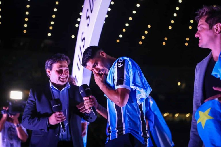 La confesión del presidente de Gremio sobre los problemas de Luis Suárez en su rodilla