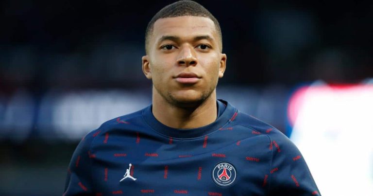 El entorno de Mbappé preocupa y molesta al Real Madrid