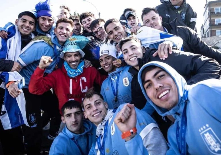(FOTOS) Luis Suárez festejó con selección uruguaya sub 20