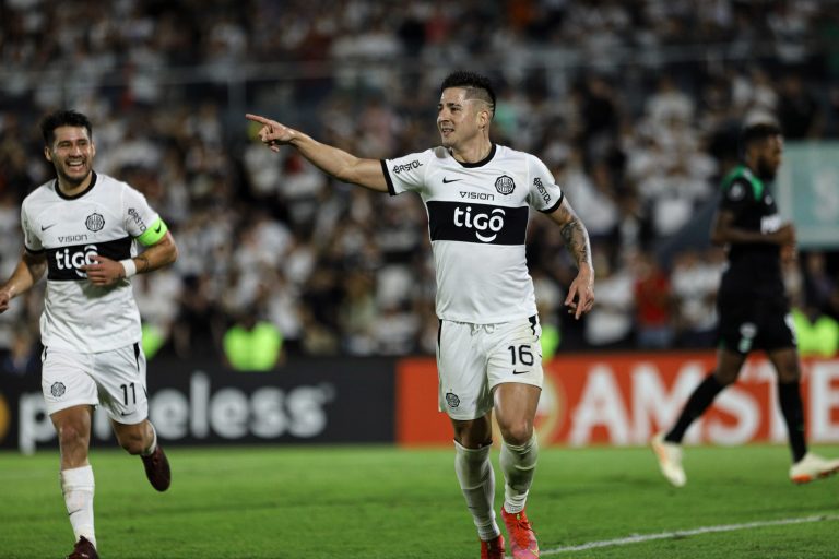 (VIDEO) Olimpia goleó a Atlético Nacional y tomó el liderato de su grupo