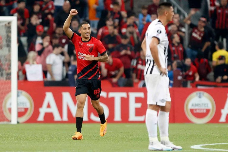 (VIDEO) Paranaense venció a Libertad y clasificó a octavos de la Libertadores
