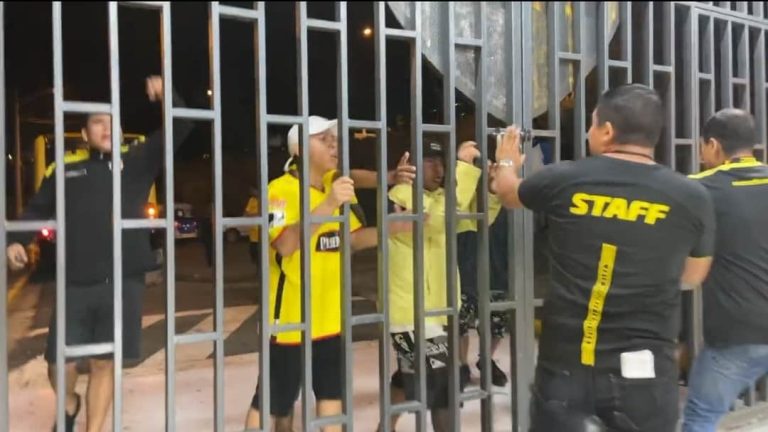 (VIDEO) Desmanes en la entrada del túnel del Monumental tras el clásico