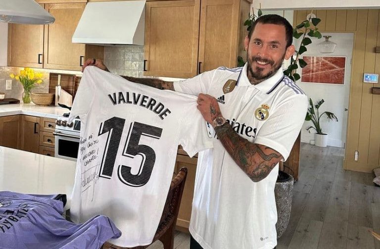 “GRACIAS MI BROTHER POR EL DETALLE”: Valverde le obsequió camisetas firmadas a ‘Chito’ Vera