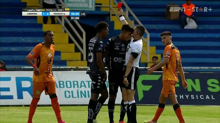 ¡TREMENDO! Jugador de Técnico U le pegó un cabezazo al árbitro