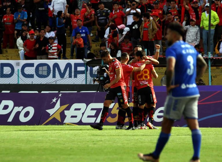 EN LA AGONÍA DEL PARTIDO: Deportivo Cuenca derrotó a Emelec en un partidazo