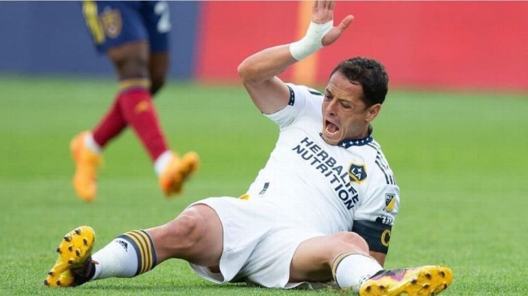 ‘Chicharito’ Hernández, con grave lesión que podría truncar su carrera