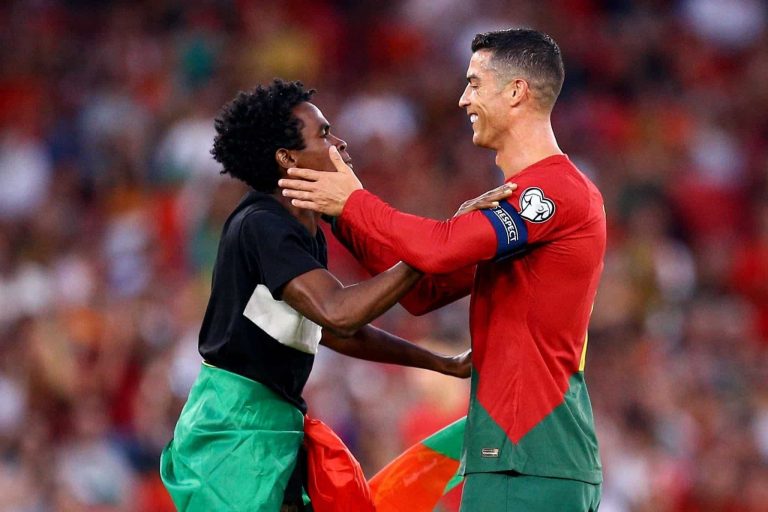 (VIDEO) Locura por CR7: Aficionado invadió la cancha, lo abrazó, lo alzó y celebró como él
