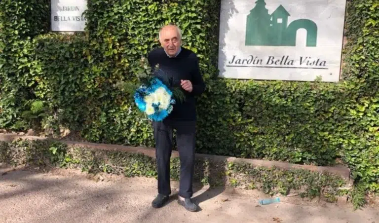 (VIDEO) Corrado Ferlaino, ex presidente de Napoli, visitó la tumba de Maradona