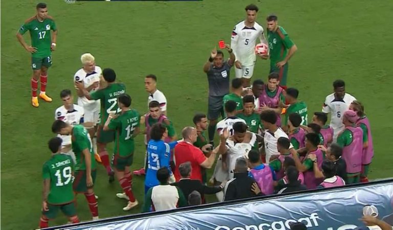 (VIDEO) PERDIÓ LA CABEZA: Terrible patada de César Montes en el USA Vs. México