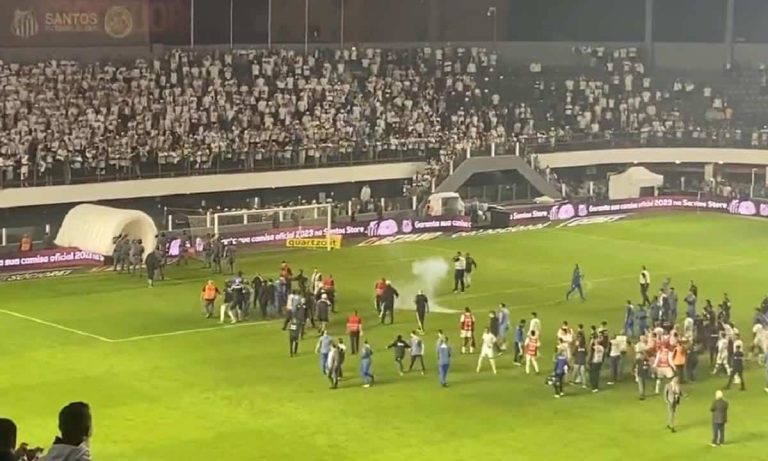 (VIDEO) ESCÁNDALO EN BRASIL: Hinchas de Santos destrozaron su propio estadio