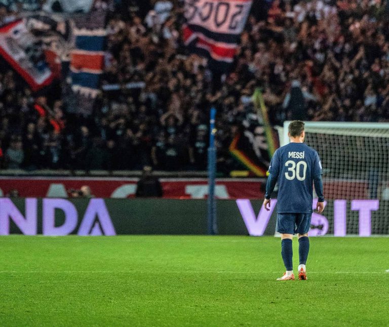 (VIDEO) Amarga despedida: así recibieron los ultras del PSG a Messi